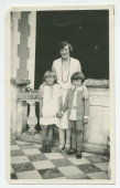 Photographie de Mme Strakacz (épouse de Sylwin, secrétaire de Paderewski), de sa fille Anna et d'Ignace Obuchowicz (filleul de Paderewski), sur la terrasse de Riond-Bosson – extraite d'un album de la famille Obuchowicz