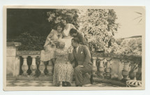 Photographie de Sylwin Strakacz, secrétaire de Paderewski, tout sourire, sur la terrasse de Riond-Bosson, entouré de Mme Rembielinska, Hélène Lübke, son épouse et Barbara Obuchowicz