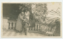 Photographie de Sylwin Strakacz, secrétaire de Paderewski, tout sourire, sur la terrasse de Riond-Bosson, entouré de Mme Rembielinska, Hélène Lübke, son épouse et Barbara Obuchowicz