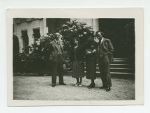 Photographie du pianiste Józef Turczynski, son épouse, Barbara Obuchowicz (demi-sœur d'Hélène Paderewska) et un homme non identifié, devant l'entrée principale de Riond-Bosson – extraite d'un album de la famille Obuchowicz