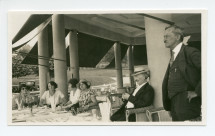 Photographie de Paderewski à table à Evian-les-Bains avec, de gauche à droite, Mme Lübke mère, Mme Strakacz, Mme Obuchowicz, Hélène Lübke et le sculpteur François Black (debout à sa gauche)