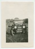 Photographie de la fidèle gouvernante Augusta, avec dans ses bras le chien Ping, à côté d'une voiture, sur les terres du «Rancho Santa Helena» à Paso Robles, en Californie, en mars 1921