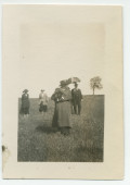 Photographie de la fidèle gouvernante Augusta, avec dans ses bras le chien Ping, sur les terres du «Rancho Santa Helena» à Paso Robles, en Californie, en avril 1921