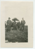 Photographie de Paderewski sur les terres du «Rancho Santa Helena» à Paso Robles, en Californie, en avril 1921, en compagnie de son épouse Hélène, de la secrétaire de cette dernière, Hélène Lübke, et de son secrétaire Sylwin Strakacz
