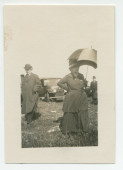 Photographie de Paderewski sur les terres du «Rancho Santa Helena» à Paso Robles, en Californie, en avril 1921, en compagnie de son épouse Hélène (se protégeant du soleil avec un parapluie)