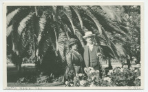 Photographie d'Hélène et Ignace Paderewski devant des palmiers à Santa Maria Inn, en Californie, en juin 1921