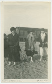 Photographie d'Hélène Paderewska, Hélène Lübke, sa secrétaire, et une femme non identifiée sur la plage de Pismo Beach, en Californie, le 24 juillet 1921