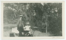 Photographie de Paderewski avec l'acteur Jackie Coogan, «le garçon le plus célèbre d'Amérique», rendu célèbre par le «Kid» de Charlie Chaplin, au «Rancho Santa Helena» de Paso Robles, en Californie, le 1er août 1921