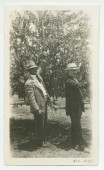 Photographie de Paderewski (en compagnie de ?) sous un amandier dans son «Rancho San Ignacio» à Paso Robles, en Californie, en août 1921