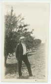 Photographie de Paderewski en lisière d'une rangée d'amandiers dans son «Rancho San Ignacio» à Paso Robles, en Californie, en août 1921