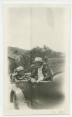 Photographie d'Ignace et Hélène Paderewski quittant en voiture le «Rancho Santa Helena» à Paso Robles, en Californie, en août 1921