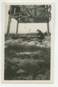 Photographie de Paderewski creusant à la pelle sous la tour de prospection pétrolière du domaine de Santa Maria, à Paso Robles, en Californie, en septembre 1921