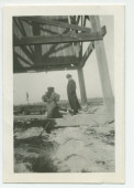 Photographie d'Ignace et Hélène Paderewski sous la tour de prospection pétrolière du domaine de Santa Maria, à Paso Robles, en Californie, en septembre 1921