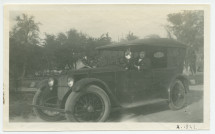 Photographie de la Packard avec chauffeur Paderewski au champ des «sweet potatoes» [patates douces] de son «Rancho San Ignacio» à Paso Robles, en Californie, en septembre 1921