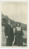 Photographie de Marcel, le valet de Paderewski, et de Mrs O'Donnell sur les terres du «Rancho Santa Helena» à Paso Robles, en Californie, en septembre 1921