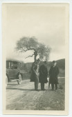 Photographie de Paderewski dans son «Rancho San Ignacio» à Paso Robles, en Californie, en décembre 1921, en compagnie d'Elefthérios Venizélos, ancien (et futur!) premier ministre grec (au centre), et d'une personne non identifiée