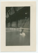 Photographie d'Hélène Lübke, secrétaire d'Hélène Paderewska, dans les bains de l'hôtel «El Paso» à Paso Robles, en Californie, en 1921