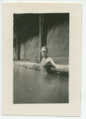 Photographie de Mme Strakacz, épouse du secrétaire de Paderewski, dans les bains de l'hôtel «El Paso» à Paso Robles, en Californie, en 1921