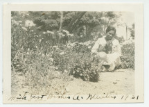Photographie (signée) de la fidèle gouvernante Augusta avec le chien Ping au milieu des fleurs à Paso Robles, en Californie, en 1921