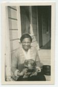 Photographie de la fidèle gouvernante Augusta avec le chien Ping à Paso Robles, en Californie, en 1921