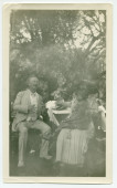 Photographie de Paderewski dans sa propriété de Paso Robles, en Californie, assis (expressif, les yeux clos), avec à sa gauche Hélène Paderewska tenant sur ses genoux Jackie, la fille d'amis américains, en 1921