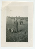 Photographie d'Hélène Paderewska avec son parapluie posé dans les champs à Paso Robles, en Californie, en 1921