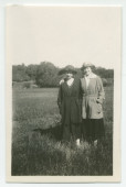Photographie d'Hélène Lübke, secrétaire d'Hélène Paderewska, et d'une jeune femme non identifiée (Mme Strakacz?) à Paso Robles, en Californie, en 1921