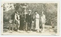 Photographie d'Hélène et Ignace Paderewski en compagnie d'amis (Burnett?) et d'Hélène Lübke, secrétaire d'Hélène (tout à gauche), à Paso Robles, en Californie, en 1921