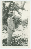 Photographie de Paderewski sous un amandier dans son «Rancho San Ignacio» à Paso Robles, en Californie, en 1921