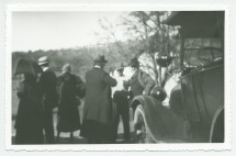 Photographie de Paderewski en compagnie de visiteurs (tous de dos) sur les terres de son «Rancho San Ignacio» à Paso Robles, en Californie, en 1921, avec une automobile au premier plan