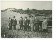 Photographie de Paderewski en compagnie de visiteurs sur les terres de son «Rancho San Ignacio» à Paso Robles, en Californie, en 1921 – on reconnaît son épouse Hélène (tout à gauche) et son secrétaire Sylwin Strakacz (avant-dernier depuis la droite)