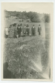 Photographie de Paderewski en compagnie de visiteurs sur les terres du futur vignoble Winteroll de son «Rancho San Ignacio» à Paso Robles, en Californie, en 1921