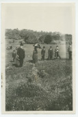 Photographie de Paderewski en compagnie de visiteurs sur les terres du futur vignoble Winteroll de son «Rancho San Ignacio» à Paso Robles, en Californie, en 1921