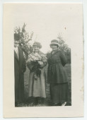 Photographie d'Ignace et Hélène Paderewski entourant, un bouquet dans les bras, Mrs Gibson, à Paso Robles, en Californie, en 1921