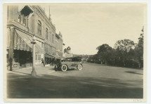 Photographie de la rue centrale de Paso Robles, en Californie, en 1921, vue depuis l'hôtel