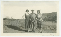 Photographie de M. et Mme Gorski et de Mrs O'Donnell sur les terres du «Rancho Santa Helena» à Paso Robles, en Californie, en mars 1922