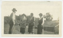 Photographie de l'intendant William Hemphill, en compagnie d'Hélène Lübke, secrétaire d'Hélène Paderewska, de Mrs O'Donnell et de Mme Gorska, sur les terres du «Rancho Santa Helena» à Paso Robles, en Californie, en mars 1922
