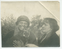 Photographie de la fidèle gouvernante Augusta, avec le chien Ping, et d'Hélène Paderewska à Paso Robles, en Californie, en 1922