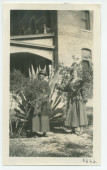 Photographie de la fidèle gouvernante Augusta et d'Hélène Lübke, secrétaire d'Hélène Paderewska, devant l'hôtel de Paso Robles, en Californie, en 1922