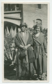 Photographie de la fidèle gouvernante Augusta et d'Hélène Lübke, secrétaire d'Hélène Paderewska, devant l'hôtel de Paso Robles, en Californie, en 1922