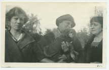 Photographie de la fidèle gouvernante Augusta, avec le chien Ping, et d'Hélène Paderewska à Paso Robles, en Californie, en 1922