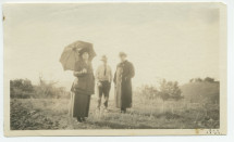Photographie d'Ignace et Hélène Paderewski (cette dernière munie d'un parapluie pour la protéger du soleil) sur les terres du «Rancho Santa Helena» à Paso Robles, en Californie, en 1922
