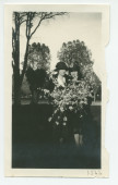 Photographie de Mme Gorska et de Mrs O'Donnell avec un bouquet de branches d'amandiers en fleurs au «Rancho Santa Helena» à Paso Robles, en Californie, en 1922