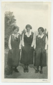 Photographie d'Hélène Lübke, secrétaire d'Hélène Paderewski, Mme Gorska et une jeune femme non identifiée au «Rancho Santa Helena» à Paso Robles, en Californie, en 1922