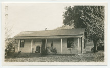 Photographie d'une maison avec voiture au «Rancho Santa Helena» à Paso Robles, en Californie, en 1922