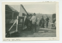Photographie d'Hélène et d'Ignace (de dos) Paderewski au «Rancho Santa Helena» à Paso Robles, en Californie, en mars 1923
