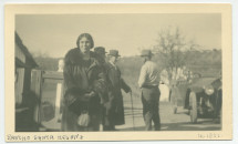 Photographie de Mrs O'Donnell (?) au «Rancho Santa Helena» à Paso Robles, en Californie, en mars 1923, avec en arrière-plan Paderewski et l'intendant William Hemphill