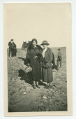 Photographie de Mrs O'Donnell et d'Hélène Lübke, secrétaire d'Hélène Paderewska, sur les terres du «Rancho San Ignacio» à Paso Robles, en Californie, le 4 mars 1924, avec en arrière-plan des métayers et, à gauche, Ignace et Hélène Paderewska