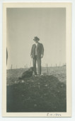 Photographie de Paderewski avec un chien sur le vignoble Winteroll au «Rancho San Ignacio» à Paso Robles, en Californie, le 5 mars 1924