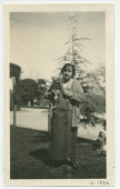 Photographie d'Hélène Paderewska avec le chien Ping dans les jardins de l'hôtel de Paso Robles, en Californie, en mars 1924